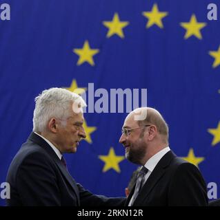 120117 -- STRASBURGO, 17 gennaio 2012 Xinhua -- l'eurodeputato tedesco Martin Schulz R si congratula con il presidente uscente del Parlamento europeo Jerzy Buzek, dopo essere stato eletto come nuovo presidente, a Strasburgo, in Francia, il 17 gennaio 2012. Xinhua/Zhou lei nxl FRANCIA-STRASBURGO-PARLAMENTO EUROPEO-NUOVO PRESIDENTE-SCHULZ PUBLICATIONxNOTxINxCHN Foto Stock