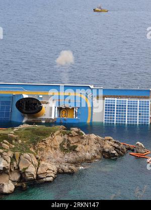 Bildnummer: 56903339 Datum: 17.01.2012 Copyright: imago/Xinhua (120117) -- ISOLA DEL GIGLIO, 17 gennaio 2012 (Xinhua) -- i subacquei della Marina militare italiana esplodono dinamite sulla nave da crociera italiana parzialmente sommersa Costa Concordia che si arenò al largo della costa occidentale dell'Italia, sull'isola toscana del Giglio, 17 gennaio 2012. I sommozzatori della Marina hanno iniziato a esplodere martedì per creare piccole aperture nello scafo della nave da crociera per accelerare la ricerca dei 29 passeggeri e dell'equipaggio scomparsi. (Xinhua/Wang Qingqin) ITALIA-ISOLA DEL GIGLIO-NAVE DA CROCIERA-INCIDENTE PUBLICATIONxNOTxINxCHN Gesellschaft Schiffsunglück Schiff Havarie un Foto Stock