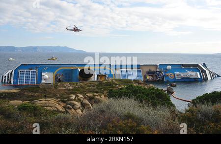 Bildnummer: 56903347 Datum: 17.01.2012 Copyright: imago/Xinhua (120117) -- ISOLA DEL GIGLIO, 17 gennaio 2012 (Xinhua) -- Un elicottero sorvola la nave da crociera italiana parzialmente sommersa Costa Concordia che si arenava al largo della costa occidentale dell'Italia, nell'isola toscana del Giglio, 17 gennaio 2012. I soccorritori italiani hanno adottato misure e sono sotto stretta osservazione per evitare una crisi ambientale, in quanto la nave da crociera trasporta ancora circa 2.400 tonnellate di carburante, secondo i media locali. (Xinhua/Wang Qingqin) ITALIA-ISOLA DEL GIGLIO-NAVE DA CROCIERA-INCIDENTE PUBLICATIONxNOTxINxCHN Gesellschaft Schiffsunglück SC Foto Stock