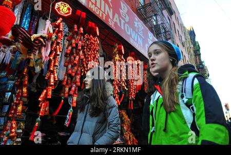 Bildnummer: 56913778 Datum: 18.01.2012 Copyright: imago/Xinhua (120119) -- NEW YORK, 19 gennaio 2012 (Xinhua) -- le donne americane guardano le decorazioni del Capodanno lunare al Chinatown di Manhattan, New York, Stati Uniti, il 18 gennaio 2012. Il Festival di primavera, o Capodanno lunare cinese, cade il 23 gennaio 2012. (Xinhua/Wang lei) U.S.-CHINA TOWN-LUNAR CAPODANNO PUBLICATIONxNOTxINxCHN Gesellschaft Neujahr Deko xns x0x 2012 quer 56913778 Data 18 01 2012 Copyright Imago XINHUA New York 19 gennaio 2012 XINHUA donne americane Guarda le decorazioni del Capodanno lunare AL China Town di Manhattan New Foto Stock