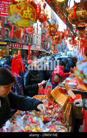 Bildnummer: 56913777  Datum: 18.01.2012  Copyright: imago/Xinhua (120119) -- NEW YORK, Jan. 19, 2012 (Xinhua) -- A Chinese woman buys the Lunar New Year decorations at the Chinatown in Manhattan, New York, the United States, on Jan. 18, 2012. The Spring Festival, or Chinese Lunar New Year falls on Jan. 23 in 2012. (Xinhua/Wang Lei) U.S.-CHINA TOWN-LUNAR NEW YEAR PUBLICATIONxNOTxINxCHN Gesellschaft Neujahr Deko xns x0x 2012 hoch      56913777 Date 18 01 2012 Copyright Imago XINHUA  New York Jan 19 2012 XINHUA a Chinese Woman Buys The Lunar New Year decorations AT The China Town in Manhattan New Stock Photo