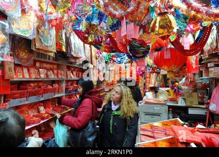 Bildnummer: 56913779  Datum: 18.01.2012  Copyright: imago/Xinhua (120119) -- NEW YORK, Jan. 19, 2012 (Xinhua) -- buy the Lunar New Year decorations at the Chinatown in Manhattan, New York, the United States, on Jan. 18, 2012. The Spring Festival, or Chinese Lunar New Year falls on Jan. 23 in 2012. (Xinhua/Wang Lei) U.S.-CHINA TOWN-LUNAR NEW YEAR PUBLICATIONxNOTxINxCHN Gesellschaft Neujahr Deko xns x0x 2012 quer      56913779 Date 18 01 2012 Copyright Imago XINHUA  New York Jan 19 2012 XINHUA Buy The Lunar New Year decorations AT The China Town in Manhattan New York The United States ON Jan 18 Stock Photo