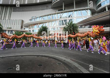 Bildnummer: 56923722 Datum: 19.01.2012 Copyright: imago/Xinhua (120120) -- GIACARTA, 20 gennaio 2012 (Xinhua) -- la Taepadumtung Dragon Dance Troupe dalla Thailandia esegue una danza tradizionale cinese del drago al Central Park Shopping Centre di Giacarta, 19 gennaio 2012. (Xinhua/veri Sanovri) (lfj) INDONESIA-GIACARTA-DRAGON DANCE PUBLICATIONxNOTxINxCHN Gesellschaft Tradition Tanz Drachentanz Jahr des Drachen x0x xst 2012 quer 56923722 Data 19 01 2012 Copyright Imago XINHUA Giacarta 20 gennaio 2012 XINHUA la Dragon Dance Troupe dal paese thailandese esegue una tradizionale danza del drago cinese A Centra Foto Stock
