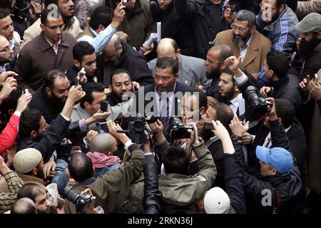 Bildnummer: 56946887  Datum: 23.01.2012  Copyright: imago/Xinhua (120123) -- CAIRO, Jan. 23, 2012 (Xinhua) -- An Egyptian lawmaker (C) arrives for Egypt s parliament in Cairo, capital of Egypt, on Jan. 23, 2012. Egypt s newly-elected People s Assembly (lower house of parliament) started its first session on Monday with the main agenda of selecting its speaker and two deputies, state TV reported. (Xinhua/Ahmad Radi) (zjl) EGYPT-CAIRO-PARLIAMENT PUBLICATIONxNOTxINxCHN Gesellschaft Politik Parlament erste Sitzung Muslimbrüder Muslimbrüderschaft Anhänger x0x xst premiumd Highlight 2012 quer      5 Stock Photo