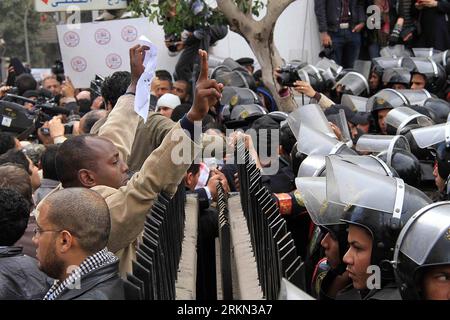 Bildnummer: 56947895 Datum: 23.01.2012 Copyright: imago/Xinhua (120123) - CAIRO, 23 gennaio 2012 (Xinhua) - i manifestanti egiziani cantano slogan anti-governativi fuori dall'edificio dell'Assemblea popolare durante la prima sessione dell'Assemblea popolare al Cairo, capitale dell'Egitto, il 23 gennaio 2012. L'Assemblea popolare egiziana (camera bassa del parlamento) ha iniziato la sua prima sessione lunedì con l'ordine del giorno principale di selezionare il suo oratore e due deputati, ha riferito la TV di stato. (Xinhua/Ahmad Radi) (zjl) EGITTO-CAIRO-PARLAMENTO-PROTESTA PUBLICATIONxNOTxINxCHN Gesellschaft Politik Protest Demo erst Foto Stock