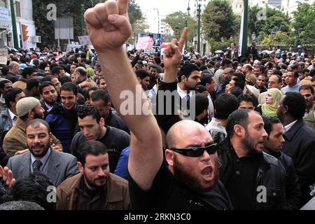 Bildnummer: 56947896  Datum: 23.01.2012  Copyright: imago/Xinhua (120123) -- CAIRO, Jan. 23, 2012 (Xinhua) -- Egyptian protesters chant anti-government slogans outside the People s Assembly building during the first session of the People s Assembly in Cairo, capital of Egypt, on Jan. 23, 2012. Egypt s newly-elected People s Assembly (lower house of parliament) started its first session on Monday with the main agenda of selecting its speaker and two deputies, state TV reported. (Xinhua/Ahmad Radi) (zjl) EGYPT-CAIRO-PARLIAMENT-PROTEST PUBLICATIONxNOTxINxCHN Gesellschaft Politik Protest Demo erst Stock Photo