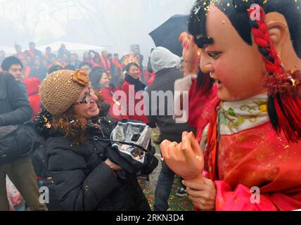 Bildnummer: 56948207  Datum: 23.01.2012  Copyright: imago/Xinhua (120123) -- NEW YORK, Jan. 23, 2012 (Xinhua) -- An American resident attend the celebration of the traditional Chinese lunar Year of the Dragon at Chinatown in New York, the United States, Jan. 23, 2012. (Xinhua/Wang Lei) (zx) U.S.-NEW YORK-CHINATOWN-LUNAR NEW YEAR-CELEBRATION PUBLICATIONxNOTxINxCHN Gesellschaft USA Neujahr Neujahrsfest Frühlingsfest xbs x0x 2012 quer premiumd      56948207 Date 23 01 2012 Copyright Imago XINHUA  New York Jan 23 2012 XINHUA to American Resident attend The Celebration of The Traditional Chinese Lu Stock Photo