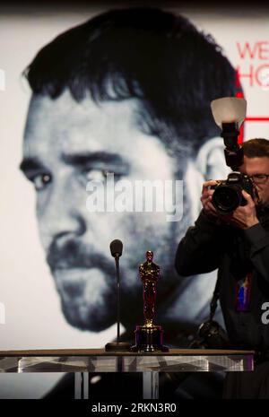 Bildnummer: 56955538  Datum: 24.01.2012  Copyright: imago/Xinhua (120124) -- BEVERLY HILLS, Jan. 24, 2012 (Xinhua) -- A photographer takes photos of an Oscar statuette at the Academy s Samuel Goldwyn Theater where the nominations of the 84th Academy Awards were announced in Beverly Hills, California, Jan. 24, 2012. The Oscar ceremony is scheduled for Feb. 26 in Hollywood. (Xinhua/Yang Lei) (djj) US-BEVERLY HILLS-OSCAR-NOMINATIONS PUBLICATIONxNOTxINxCHN Kultur Entertainment People Film 83. Annual Academy Awards Oscar Oscars Hollywood Nominierung Präsentation x2x xst 2012 hoch Aufmacher premiumd Stock Photo