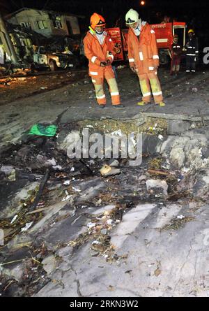 Bildnummer: 56956667 Datum: 24.01.2012 Copyright: imago/Xinhua (120125) -- SUPHAN BURI, Jan. 25, 2012 (Xinhua) -- i pompieri controllano il sito di un incidente di fuochi d'artificio a Suphan Buri, Thailandia, 24 gennaio 2012. Almeno quattro sono rimasti uccisi e più di 50 sono rimasti feriti martedì sera dopo che le scintille di uno spettacolo di fuochi d'artificio per il capodanno cinese hanno incendiato case di legno in un'area residenziale nella provincia di Suphan Buri nella Thailandia centrale. (Xinhua/Rachen Sageamsak) (djj) THAILAND-SUPHAN BURI-FIREWORKS-ACCIDENT PUBLICATIONxNOTxINxCHN Gesellschaft Unfall Feuerwerkskörper Explosion Zerstörung xjh x0x 2012 hoch Foto Stock