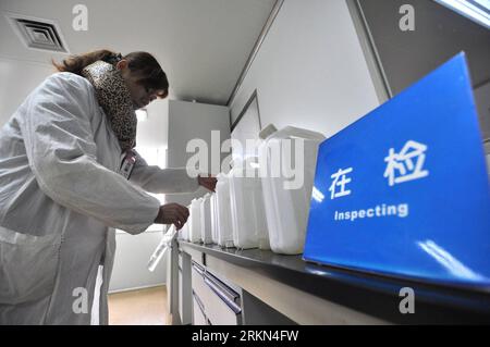 Bildnummer: 56974601 Datum: 27.01.2012 Copyright: imago/Xinhua (120127) -- LIUZHOU, Jan. 27, 2012 (Xinhua) -- Un membro del personale saggia campioni d'acqua prelevati dal fiume Liujiang, presso il centro di controllo e prevenzione delle malattie a Liuzhou, nella regione autonoma Guangxi Zhuang della Cina meridionale, 27 gennaio 2012. Gli inquinanti del cadmio sono stati rilevati nel fiume Liujiang a Liuzhou giovedì pomeriggio, più di 10 giorni dopo i rifiuti industriali di una società mineraria locale inquinato Longjiang, un affluente a monte del fiume Liujiang, ha detto l'ufficio per la protezione ambientale della città. Il governo ha iniziato a cercare Foto Stock