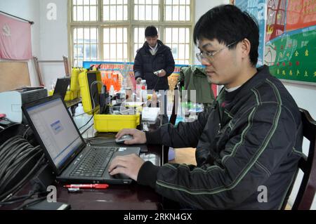 Bildnummer: 56974608 Datum: 27.01.2012 Copyright: imago/Xinhua (120127) -- LIUZHOU, Jan. 27, 2012 (Xinhua) -- i membri dello staff saggiano campioni d'acqua in una centrale idroelettrica nella contea di Liucheng, a Liuzhou, sud della Cina, nella regione autonoma di Guangxi Zhuang, Jan. 27, 2012. Gli inquinanti del cadmio sono stati rilevati nel fiume Liujiang a Liuzhou giovedì pomeriggio, più di 10 giorni dopo i rifiuti industriali di una società mineraria locale inquinato Longjiang, un affluente a monte del fiume Liujiang, ha detto l'ufficio per la protezione ambientale della città. Il governo ha iniziato a cercare fonti d'acqua alternative, Foto Stock