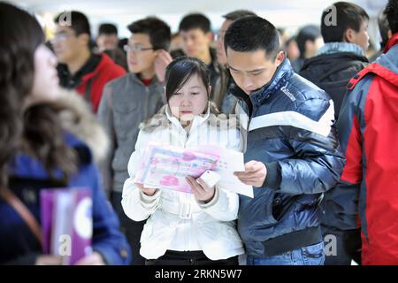 Bildnummer: 56991262  Datum: 31.01.2012  Copyright: imago/Xinhua (120131) -- TAIYUAN, Jan. 31, 2012 (Xinhua) -- Job seekers look at the employment information at a job fair for graduates in Taiyuan, capital of north China s Shanxi Province, Jan. 31, 2012. More than 1,000 job opportunities were available to qualified applicants during the job fair. Job fairs of different sizes are held across China after the Chinese lunar New Year holidays ending on Jan. 28.(Xinhua/Zhan Yan) (ry) CHINA-JOB FAIRS (CN) PUBLICATIONxNOTxINxCHN Wirtschaft Gesellschaft Jobmesse Arbeitsvermittlung Arbeitslose Arbeitss Stock Photo