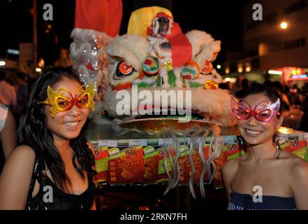 Bildnummer: 57017329  Datum: 04.02.2012  Copyright: imago/Xinhua (120205) -- JOHANNESBURG, Feb. 5, 2012 (Xinhua) -- Two girls pose for photos with a lion during a celebration for the Chinese Lunar New year held at the Chinatown in Cyrildene, Johannesburg, South Africa, Feb. 4, 2012. More than ten thousand came to participated in the Chinese Lunar New year celebrations at the Chinatown in Cyrildene on Saturday night. (Xinhua/Li Qihua)(axy) SOUTH AFRICA-JOHANNESBURG-CHINESE LUNAR NEW YEAR-CELEBRATION PUBLICATIONxNOTxINxCHN Gesellschaft Neujahr Frühlingsfest xbs x0x 2012 quer      57017329 Date 0 Stock Photo