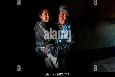 Bildnummer: 57019194 Datum: 06.02.2012 Copyright: imago/Xinhua (120206) -- KABUL, 6 febbraio 2012 (Xinhua) -- Marzeu (R), una donna afghana sfollata dall'Iran, tiene il suo bambino all'interno della sua tenda temporanea in un campo a Kabul, capitale dell'Afghanistan, il 6 febbraio 2012. Secondo l'alto Commissario delle Nazioni Unite per i rifugiati, i conflitti e l'insicurezza hanno sfollato 185.632 afghani nel 2011, con un aumento del 45% rispetto al 2010. (Xinhua/Ahmad Massoud) (lr) AFGHANISTAN-KABUL-RIFUGIATI SFOLLATI PUBLICATIONxNOTxINxCHN Gesellschaft Flüchtlinge Lager Flüchtlingslager xns x0x 2012 quer 57019194 Data 06 02 2012 Copyrig Foto Stock