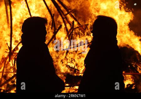 Bildnummer: 57018522  Datum: 05.02.2012  Copyright: imago/Xinhua (120205) -- SEOUL, Feb. 5, 2012 (Xinhua) -- South Koreans look on the burning of the Daljip (full moon house) made of straw and pine branches on the eve of the Jeongwol Daeboreum Fire Festival in Seoul, South Korea, on Feb. 5, 2012. The word daeboreum comes from the word boreumdal which means full moon . Jeongwol Daeboreum refers to the largest and brightest full moon of the year, which falls on the 15th day of the new lunar year. In China, the day is called Yuanxiao Festival, or Lantern Festival. (Xinhua/Park Jin hee) SOUTH KORE Stock Photo