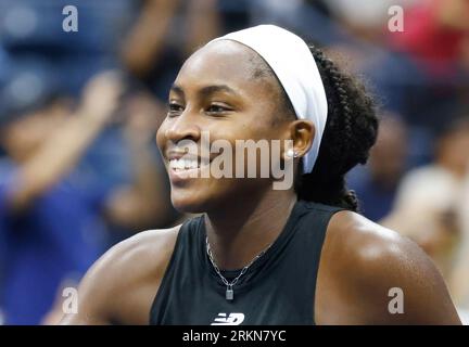 Flushing Meadow, USA. 25 agosto 2023. Coco Gauff pratica all'Arthur Ashe Stadium agli US Open Tennis Championships 2023 all'USTA Billie Jean King National Tennis Center venerdì 25 agosto 2023 a New York. Foto di John Angelillo/UPI Credit: UPI/Alamy Live News Foto Stock