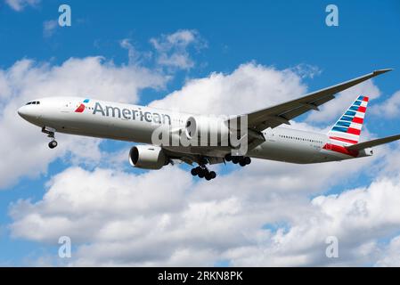 American Airlines Boeing 777-323/ER aereo di linea N732AN nelle finali per atterrare all'aeroporto di Londra Heathrow, Regno Unito. Volo a lungo raggio negli Stati Uniti Foto Stock