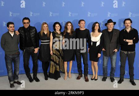 Bildnummer: 57054983 Datum: 11.02.2012 Copyright: imago/Xinhua (120211) -- BERLINO, 11 febbraio 2012 (Xinhua) -- l'attrice e regista STATUNITENSE Angelina Jolie (C) posa con i membri del cast durante una photocall per promuovere il suo film in the Land of Blood and Honey al 62° festival cinematografico di Berlinale a Berlino, capitale della Germania, l'11 febbraio 2012. (Xinhua/ma Ning) (yt) GERMANIA-BERLINALE FILM FESTIVAL-IN THE LAND OF BLOOD AND HONEY PUBLICATIONxNOTxINxCHN People Film Entertainment Kultur Film 62. Internationale Filmfestspiele Berlinale xda x0x 2012 quer premiumd 57054983 Data 11 02 2012 Copyright Imago XINH Foto Stock