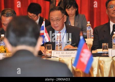 Bildnummer: 57064835  Datum: 13.02.2012  Copyright: imago/Xinhua (120213) -- BANGKOK, Feb. 13, 2012 (Xinhua) -- Bundit Sotiplarit (C), head of the Thai delegation, attends the 5th Thai-Cambodian Joint Boundary Commission (JBC) meeting at the Royal Orchid Sheraton Hotel in Bangkok, Thailand Feb. 13, 2012. The two-day meeting, co-chaired by the head of the Thai delegation, Bundit Sotiplarit and his Cambodian counterpart Var Kim Hong, opened here on Monday. (Xinhua/Rachen Sageamsak) (msq) THAILAND-CAMBODIA-JOINT BOUNDARY COMMISSION PUBLICATIONxNOTxINxCHN People Politik Wahl Präsidentschaftswahl x Stock Photo