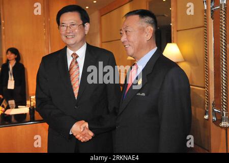 Bildnummer: 57064833 Datum: 13.02.2012 Copyright: imago/Xinhua (120213) -- BANGKOK, 13 febbraio 2012 (Xinhua) -- Bundit Sotiplarit (R), capo della delegazione thailandese, e il suo omologo cambogiano Var Kim Hong si stringono la mano durante il quinto incontro della Joint Boundary Commission (JBC) thailandese presso il Royal Orchid Sheraton Hotel di Bangkok, Thailandia, 13 febbraio 2012. La riunione di due giorni, copresieduta dal capo della delegazione thailandese, Bundit Sotiplarit e dal suo omologo cambogiano Var Kim Hong, ha aperto qui lunedì. (Xinhua/Rachen Sageamsak) (msq) TAILANDIA-CAMBOGIA-JOINT BOUNDARY COMMISSION PUBLICATION Foto Stock