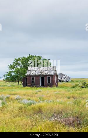 Una casa abbandonata e un edificio annesso collassato nella zona rurale di Horizon nel Saskatchewan. Foto Stock