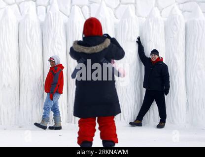 Bildnummer: 57068865 Datum: 14.02.2012 Copyright: imago/Xinhua (120214) -- OTTAWA, 12 febbraio 2012 (Xinhua) -- i turisti hanno foto scattate davanti a un forte di neve durante il Winterlude Festival nel Jacques Cartier Park di Ottawa, Canada, il 14 febbraio 2012. La gente del posto e i turisti internazionali sono attratti dalla regione capitale del Canada per tre fine settimana di attività Winterlude. (Xinhua/David Kawai)(zsc) CANADA-WINTERLUDE PUBLICATIONxNOTxINxCHN Gesellschaft Winter Jahreszeit Winterfest xjh x0x 2012 quer 57068865 Data 14 02 2012 Copyright Imago XINHUA Ottawa Feb 12 2012 XINHUA turisti hanno foto Foto Stock