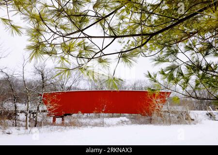 Bildnummer: 57068876 Datum: 13.02.2012 Copyright: imago/Xinhua (120214) -- WINTERSET, 14 febbraio 2012 (Xinhua) -- il Cedar Covered Bridge è coperto di neve a Winterset, Iowa, Stati Uniti, 13 febbraio 2012. Più di un decennio dopo l'uscita del film i ponti della contea di Madison, migliaia di persone viaggiano ancora a Winterset ogni anno per tracciare i passi dove Clint Eastwood e Meryl Streep immortalarono i ponti coperti della zona. (Xinhua/Shen Hong)(jyf) US-WINTERSET-BRIDGE OF MADISON COUNTY PUBLICATIONxNOTxINxCHN Reisen USA Brücke überdacht überdachte Jahreszeit Inverno xjh x0x 2012 quer Foto Stock