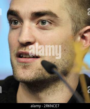 Bildnummer: 57084836 Datum: 17.02.2012 Copyright: imago/Xinhua (120217) -- BERLINO, 17 febbraio 2012 (Xinhua) -- l'attore Robert Pattinson partecipa alla conferenza stampa mentre promuove il film bel ami co-diretto da Declan Donnellan e Nick Ormerod al 62° festival cinematografico Berlinale a Berlino, capitale della Germania, il 17 febbraio 2012. (Xinhua/ma Ning) (zl) GERMANIA-BERLINALE FILM FESTIVAL-BEL ami PUBLICATIONxNOTxINxCHN Kultur Entertainment People Film 62. Internationale Filmfestspiele Berlinale Berlin Pressekonferenz Porträt premiumd xns x0x 2012 quadrat 57084836 Data 17 02 2012 Copyright Imago Foto Stock