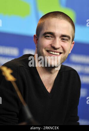 Bildnummer: 57084839 Datum: 17.02.2012 Copyright: imago/Xinhua (120217) -- BERLINO, 17 febbraio 2012 (Xinhua) -- l'attore Robert Pattinson partecipa alla conferenza stampa mentre promuove il film bel ami co-diretto da Declan Donnellan e Nick Ormerod al 62° festival cinematografico Berlinale a Berlino, capitale della Germania, il 17 febbraio 2012. (Xinhua/ma Ning) (zl) GERMANIA-BERLINALE FILM FESTIVAL-BEL ami PUBLICATIONxNOTxINxCHN Kultur Entertainment People Film 62. Internationale Filmfestspiele Berlinale Berlin Pressekonferenz Porträt premiumd xns x0x 2012 hoch 57084839 Data 17 02 2012 Copyright Imago XIN Foto Stock