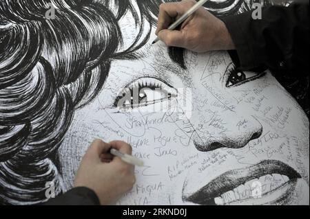 Bildnummer: 57088381 Datum: 18.02.2012 Copyright: imago/Xinhua (120218) -- NEWARK, 18 febbraio 2012 (Xinhua) -- i fan firmano una foto di Whitney Houston vicino al suo funerale alla New Hope Baptist Church di Newark, New Jersey, Stati Uniti, 18 febbraio 2012. (Xinhua/Wang Fang) US-NEWARK-WHITNEY HOUSTON-FUNERAL PUBLICATIONxNOTxINxCHN People Entertainment Musik Gedenken Tod Trauer Beerdigung xjh x0x premiumd 2012 quer 57088381 Data 18 02 2012 Copyright Imago XINHUA Newark Feb 18 2012 sostenitori DI XINHUA Sign ON a Picture of Whitney Houston Newark New Foto Stock