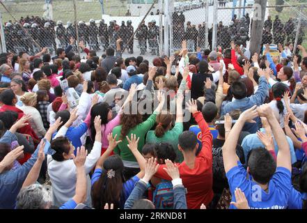 Bildnummer: 57091757 Datum: 19.02.2012 Copyright: imago/Xinhua (120220) -- MONTERREY (MESSICO), 20 febbraio 2012 (Xinhua) -- i parenti dei detenuti si riuniscono fuori dalla prigione di Apodaca come guardia della polizia antisommossa nello stato messicano settentrionale di Nuevo Leon, il 19 febbraio 2012. Almeno 44 detenuti sono stati uccisi e molti altri feriti in una rivolta che si è verificata domenica mattina nella prigione di Apodaca nello stato settentrionale di Nuevo Leon, ha detto una fonte ufficiale. (Xinhua) (nxl) MESSICO-NUEVO LEON-PRISON-RIOT PUBLICATIONxNOTxINxCHN Gesellschaft Kriminaltät Gefängnisaufstand Gefängnis Gefangenenaufstand Aufstand Re Foto Stock