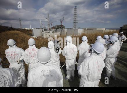 Bildnummer: 57093692  Datum: 20.02.2012  Copyright: imago/Xinhua (120220) -- TOKYO, Feb. 20, 2012 (Xinhua) -- Members of the media wearing protective suits and masks inspect as they are escorted by TEPCO employees at Tokyo Electric Power Co. (TEPCO) s tsunami-crippled Fukushima Daiichi nuclear power plant in Fukushima prefecture, Japan, Feb. 20, 2012. Members of the media were allowed into the plant on Monday ahead of the first anniversary of the March 11 tsunami and earthquake. It has been the second permitted media visit to the site since the disaster. (Xinhua/Pool) (jl) JAPAN-TEPCO-FUKUSHIM Stock Photo