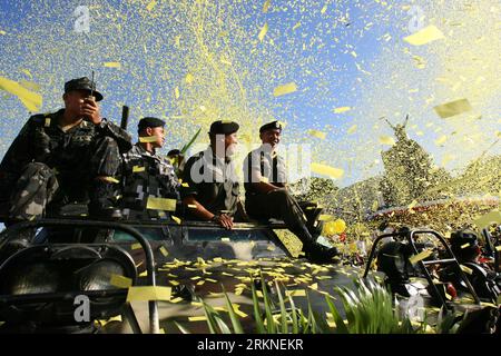 Bildnummer: 57106349 Datum: 25.02.2012 Copyright: imago/Xinhua (120225) -- MANILA, Feb. 25, 2012 (Xinhua) -- Confetti piove sui soldati seduti in cima a una portaerei corazzata mentre rievocavano gli eventi che portarono alla Rivoluzione del potere a Quezon City, Filippine, il 25 febbraio 2012. Sabato i filippini hanno celebrato il 26° anniversario della Rivoluzione del potere, un evento che ha rovesciato la dittatura dell'ex presidente FerdinandxMarcos. (Xinhua/Rouelle Umali) (lyx) FILIPPINE-MANILA-POPOLO POTERE RIVOLUZIONE-ANNIVERSARIO PUBLICATIONxNOTxINxCHN Gesellschaft Jahrestag Jubiläum Foto Stock