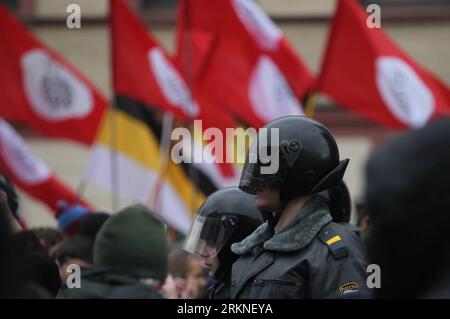 Bildnummer: 57109065  Datum: 25.02.2012  Copyright: imago/Xinhua (120225) -- ST. PETERSBURG, Feb. 25, 2012 (Xinhua) -- Police stand guard when members of Russia s opposition protest in central St. Petersburg on Feb. 25, 2012. About 2,500 protesters rallied in St. Petersburg Friday, calling for an honest election on March 4. (Xinhua/Lu Jinbo) (cd) RUSSIA-ST. PETERSBURG-RALLY-ELECTION PUBLICATIONxNOTxINxCHN Politik Demo Protest Polizei Polizist premiumd xns x0x 2012 quer      57109065 Date 25 02 2012 Copyright Imago XINHUA  St Petersburg Feb 25 2012 XINHUA Police stand Guard When Members of Russ Stock Photo