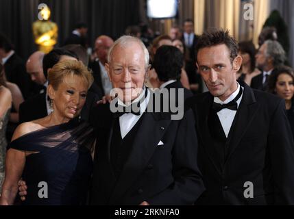 120227 -- HOLLYWOOD, 26 febbraio 2012 Xinhua -- l'attore Max Von Sydow C arriva con la moglie Catherine Brelet sul Red carpet per il 84 ° Annual Academy Awards a Hollywood, California, Stati Uniti, 26 febbraio 2012. Xinhua/Yang Leimsq U.S.-HOLLYWOOD-OSCAR-RED CARPET PUBLICATIONxNOTxINxCHN Foto Stock