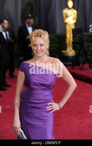 (120227) -- HOLLYWOOD, Feb. 26, 2012 (Xinhua) -- l'attrice Virginia Madsen arriva sul Red carpet per il 84 ° Annual Academy Awards a Hollywood, California, Stati Uniti, 26 febbraio 2012. (Xinhua/Yang lei)(msq) U.S.-HOLLYWOOD-OSCAR-RED CARPET PUBLICATIONxNOTxINxCHN Hollywood Feb 26 2012 l'attrice di XINHUA Virginia Madsen arriva SUL Red Carpet per il 84 ° Annual Academy Awards a Hollywood California Stati Uniti febbraio 26 2012 XINHUA Yang lei msq U S Hollywood Oscar Red Carpet PUBLICATIONXNOTXINCHN Foto Stock