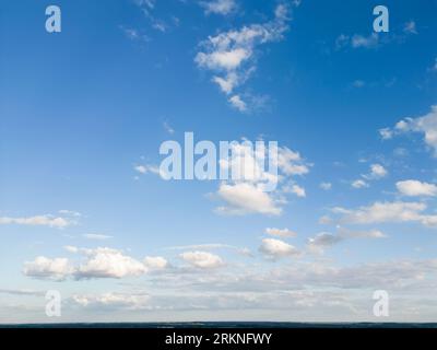 Nuvole e cielo blu su Thetford a Norfolk, Regno Unito Foto Stock