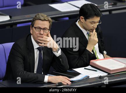 120227 -- BERLINO, 27 febbraio 2012 Xinhua -- il ministro degli Esteri tedesco Guido Westerwelle L e il ministro dell'economia tedesco e vice-cancelliere Philipp Roesler partecipano alla votazione parlamentare sull'aiuto finanziario alla Grecia presso la camera bassa del Bundestag a Berlino, capitale della Germania, 27 febbraio 2012.Xinhua/ma Ningyy GERMANY-BERLIN-MERKEL-PARLIAMENT VOTE-GREECE PUBLICATIONTxINxCHN Foto Stock