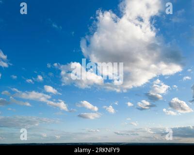 Nuvole e cielo blu su Thetford a Norfolk, Regno Unito Foto Stock