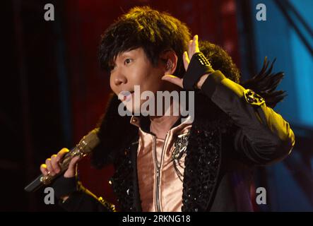 Bildnummer: 57116329 Datum: 27.02.2012 Copyright: imago/Xinhua (120228) -- XINBEI, Feb. 28, 2012 (Xinhua) -- il cantante singaporiano JJ Lin esegue la sua nuova canzone durante un concerto vocale chiamato JJ Lin We Together tenutosi a Xinbei, sud-est della Cina, Taiwan, 27 febbraio 2012. (Xinhua) (Ly) CHINA-XINBEI-JJ LIN-NEW SONGS (CN) PUBLICATIONxNOTxINxCHN People Entertainment Musik Porträt Aktion xjh x0x 2012 quer 57116329 Data 27 02 2012 Copyright Imago XINHUA Xinbei Feb 28 2012 XINHUA Singaporean Singer JJ Lin esegue la sua nuova canzone durante un concerto vocale chiamato JJ Lin We Together Hero in Xinbei South East CH Foto Stock