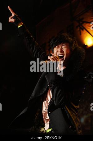 Bildnummer: 57116328 Datum: 27.02.2012 Copyright: imago/Xinhua (120228) -- XINBEI, Feb. 28, 2012 (Xinhua) -- il cantante singaporiano JJ Lin esegue la sua nuova canzone durante un concerto vocale chiamato JJ Lin We Together tenutosi a Xinbei, sud-est della Cina, Taiwan, 27 febbraio 2012. (Xinhua) (Ly) CHINA-XINBEI-JJ LIN-NEW SONGS (CN) PUBLICATIONxNOTxINxCHN People Entertainment Musik Porträt Aktion xjh x0x 2012 hoch 57116328 Data 27 02 2012 Copyright Imago XINHUA Xinbei Feb 28 2012 XINHUA Singaporean Singer JJ Lin esegue la sua nuova canzone durante un concerto vocale chiamato JJ Lin We Together Hero in Xinbei South East CH Foto Stock