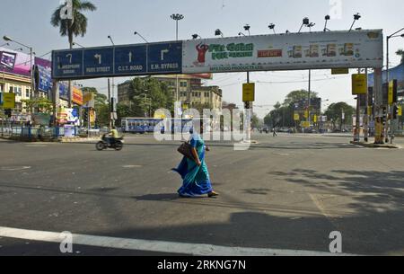 Bildnummer: 57119994  Datum: 28.02.2012  Copyright: imago/Xinhua (120228) -- CALCUTTA, Feb. 28, 2012 (Xinhua) -- An Indian woman walks past a deserted crossing during an industrial strike in Calcutta, capital of eastern Indian state West Bengal, on Feb. 28, 2012. Markets, banks, factories are closed and traffic is sparse in major cities across India during the strike, called by eleven major trade unions to protest against rising prices and fixed minimum wages for laborers. (Xinhua/Tumpa Mondal) INDIA-CALCUTTA-STRIKE PUBLICATIONxNOTxINxCHN Wirtschaft Politik Streik xns x0x 2012 quer      571199 Stock Photo