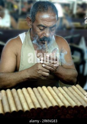 Bildnummer: 57120927  Datum: 28.02.2012  Copyright: imago/Xinhua (120229) -- HAVANA, Feb. 29, 2012 (Xinhua) -- A man tries a cigar at a tobacco factory of San Antonio de los Banos, La Havana, Cuba, Feb. 28, 2012. To mark the XVI Cigar Festival celebration held in the Convention Palace, tobacco companies prepare to exhibit their products. The event is held from Feb. 27 to March 2, 2012. (Xinhua/Joaquin Hernandez) (zyw) CUBA-HAVANA-TOBACCO PUBLICATIONxNOTxINxCHN Wirtschaft Gesellschaft Arbeitswelten Tabak Herstellung Zigarre xbs x0x 2012 hoch      57120927 Date 28 02 2012 Copyright Imago XINHUA Stock Photo