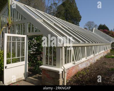 Par, Cornovaglia, Regno Unito - marzo 26 2022: La Glasshouse nel giardino murato di Tregrehan, costruita nel 1845. Foto Stock