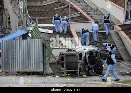Bildnummer: 57132508 Datum: 01.03.2012 Copyright: imago/Xinhua (120301) - ISTANBUL, 1 marzo 2012 (Xinhua) - i poliziotti lavorano sul sito di un'esplosione vicino al quartier generale del partito turco AK a Istanbul, Turchia, il 1 marzo 2012. Una bomba è esplosa giovedì mattina vicino a un autobus della polizia in attesa davanti alla sede del partito turco AK nel centro di Istanbul, lasciando 10 poliziotti feriti, ha riferito la NTV locale. (Xinhua/ma Yan) (dtf) TURCHIA-ISTANBUL-EXPLOSION PUBLICATIONxNOTxINxCHN Gesellschaft Politik Terror Anschlag Terroranschlag Bombe Bombenanschlag Bus xbs x0x 2012 Foto Stock