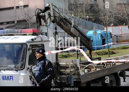 Bildnummer: 57132506 Datum: 01.03.2012 Copyright: imago/Xinhua (120301) - ISTANBUL, 1 marzo 2012 (Xinhua) - Un poliziotto sta di guardia nel sito di un'esplosione vicino al quartier generale del partito turco AK a Istanbul, in Turchia, il 1 marzo 2012. Una bomba è esplosa giovedì mattina vicino a un autobus della polizia in attesa davanti alla sede del partito turco AK nel centro di Istanbul, lasciando 10 poliziotti feriti, ha riferito la NTV locale. (Xinhua/ma Yan) (dtf) TURCHIA-ISTANBUL-EXPLOSION PUBLICATIONxNOTxINxCHN Gesellschaft Politik Terror Anschlag Terroranschlag Bombe Bombenanschlag Bus xbs Foto Stock