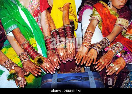 Bildnummer: 57132513 Datum: 01.03.2012 Copyright: imago/Xinhua (120301) -- LAHORE, 1 marzo 2012 (Xinhua) -- le spose pakistane mostrano le loro mani decorate con henné in una cerimonia di nozze di massa a Lahore, 1 marzo 2012. Circa 50 coppie hanno partecipato a una cerimonia di nozze di massa organizzata dalla Welfare Association. (Xinhua/Sajjad) (zjl) PAKISTAN-LAHORE-MATRIMONIO DI MASSA PUBLICATIONxNOTxINxCHN Gesellschaft Tradition Hochzeit Braut xbs x0x 2012 quer 57132513 Data 01 03 2012 Copyright Imago XINHUA Lahore 1 marzo 2012 Spose pakistane di XINHUA Mostra le loro mani decorate con Henna Foto Stock