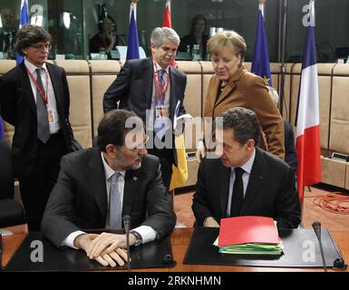 Bildnummer: 57155675  Datum: 02.03.2012  Copyright: imago/Xinhua (120302) -- BRUSSELS, March 2, 2012 (Xinhua) ¨C- French President Nicolas Sarkozy (R, front) talks with Spanish Prime Minister Mariano Rajoy (L, front) as German Chancellor Angela Merkel (R, rear) stands behind during the signing ceremony of the Treaty on Stability, Coordination and Governance in the Economic and Monetary Union during the EU Summit in Brussels, capital of Belgium, March 2, 2012. (Xinhua/Francois Lenoir/POOL)(yt) BELGIUM-EU SUMMIT-SIGNATURE PUBLICATIONxNOTxINxCHN People Politik EU Gipfel Gipfeltreffen xsp x0x 2012 Stock Photo