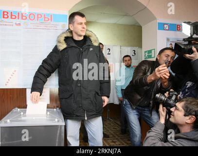 Bildnummer: 57191149 Datum: 04.03.2012 Copyright: imago/Xinhua (120304) -- KRASNOYARSK, 4 marzo 2012 (Xinhua) -- il candidato presidenziale russo Mikhail Prokhorov pronuncia il suo voto durante le elezioni presidenziali a Krasnoyarsk, Russia, 4 marzo 2012. I russi sono andati alle urne domenica per eleggere un nuovo presidente e il primo ministro in carica Vladimir Putin dovrebbe vincere le elezioni. (Agenzia stampa Xinhua/Novosti)(ctt) RUSSIA-KRASNOYARSK-PRESIDENT-VOTE PUBLICATIONxNOTxINxCHN People Politik xda x0x Wahl Präsidentschaftswahl premiumd 2012 quer 57191149 Data 04 03 2012 Copyright Imago X. Foto Stock