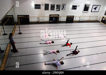 Bildnummer: 57200381  Datum: 04.03.2012  Copyright: imago/Xinhua (120304) -- BEIJING, March 4, 2012 (Xinhua) -- Kids practise during a ballet class in Beijing Dance Theatre (BDT) in Beijing, capital of China, March 4, 2012. BDT offers facilities and guidance to children who want to learn the art of dance in the weekends. Wang Yuanyuan founded Beijing Dance Theater in 2008, while choreographing for the dance performance of the opening ceremony of Beijing Olympic Games. The timetable posted in the theater is filled with performances and rehearsals, highlighted with blue and orange markers. After Stock Photo